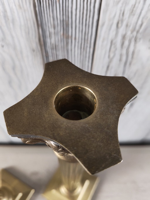 Chandeliers anciens en laiton de style néoclassique en forme de colonnes corinthiennes