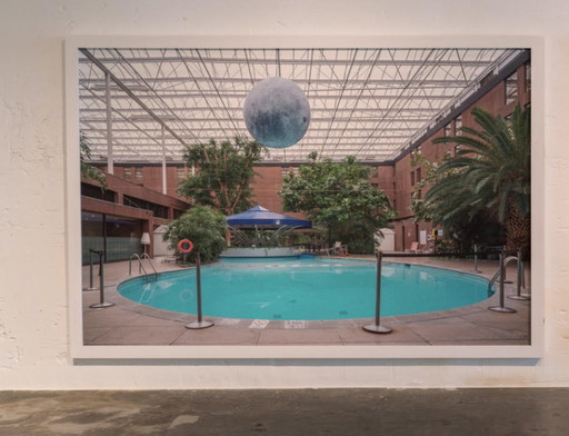 Piscina vacía — fotografía enmarcada a color de 100x150 cm