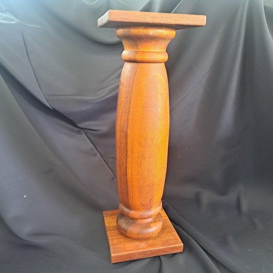 Image 1 of Base in legno massello – probabilmente noce – alta 70,5 cm