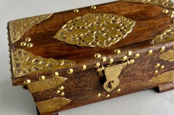 Image 1 of Handgemaakte houten doos met messing beslag – decoratief vintage stuk