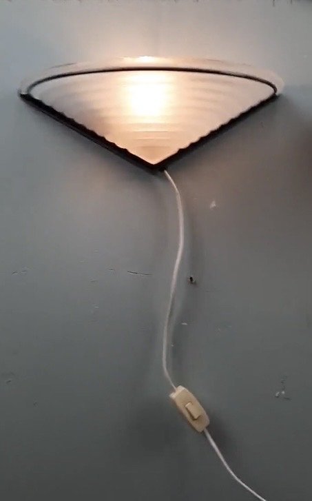 Image 1 of Lampada da parete in vetro e metallo in stile postmoderno/Memphis di Massive, vintage, circa 1980.