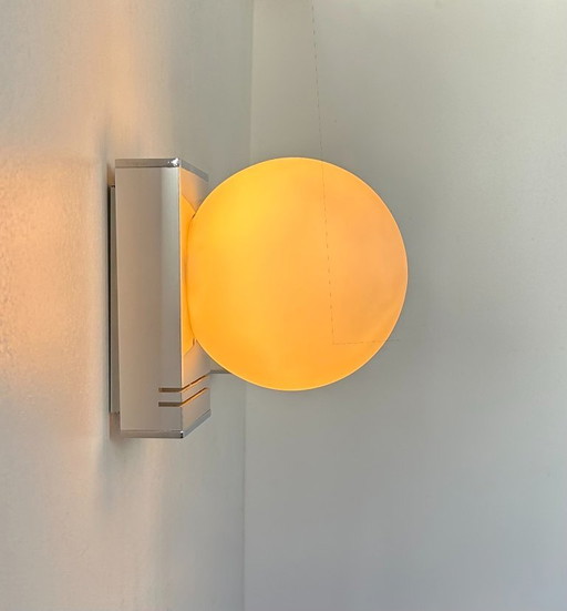 Lampada da parete vintage, cromo e opalina, Francia 1970