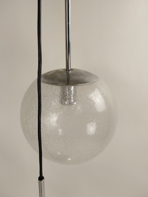 1 ensemble de 2 lampes suspendues à boule en verre par Peill et Putzler 1970