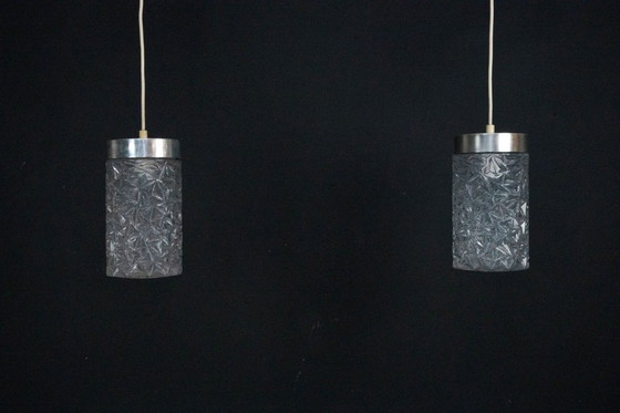 Image 1 of Een paar Italiaanse hanglampen van glas en gepolijst aluminium, jaren 70.