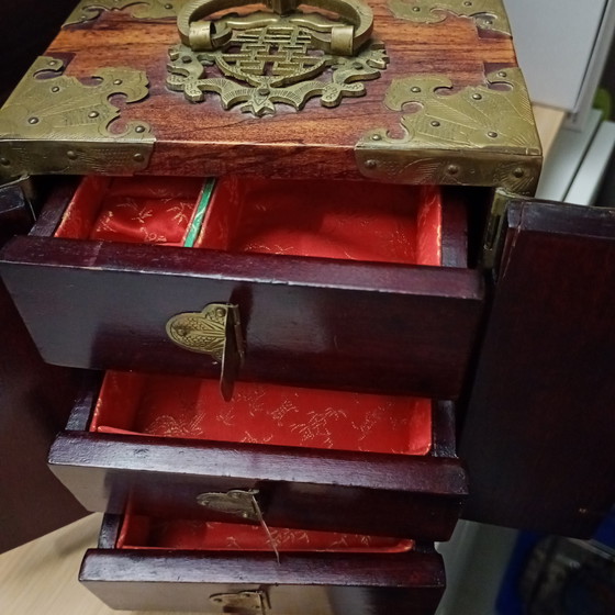 Image 1 of Portagioielli in legno di ciliegio e giada