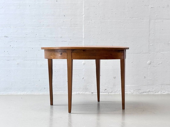 Image 1 of Round dining table made of solid alder wood