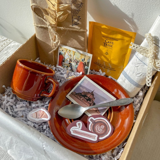 Mystery Box Vintage – Cioccolata Calda Bistrot Parisien | Tazza Antica, Libro Misterioso, Tovagliolo & (photo 2 of 12)