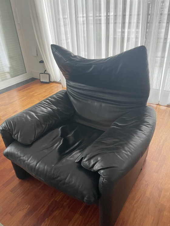 Image 1 of Cassina Maralunga fauteuil in zwart leer – ontworpen door Vico Magistretti