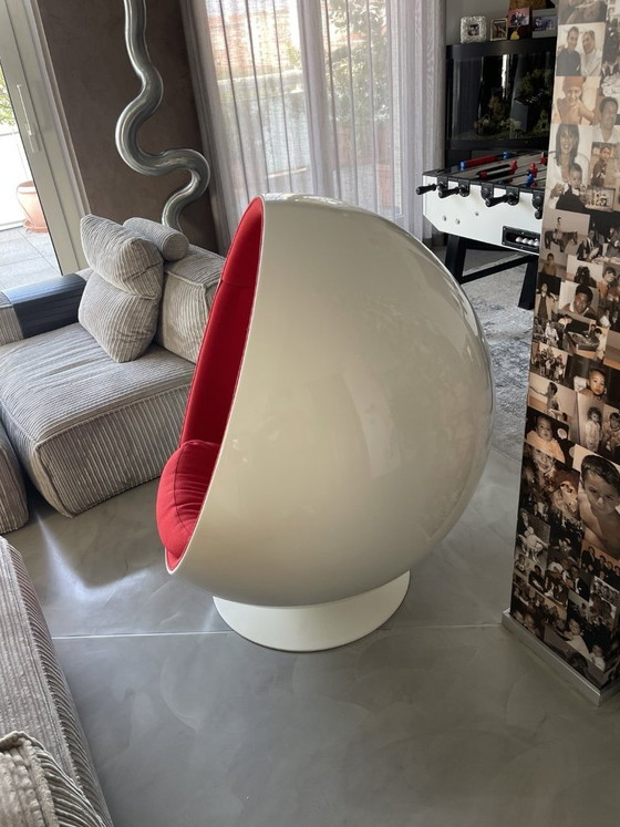 Ball Chair original de Eero Aarnio — blanca y roja – Sillones (photo 2 of 7)