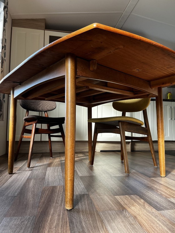 Image 1 of Vierkante uitschuifbare vintage eettafel met ronde vormen