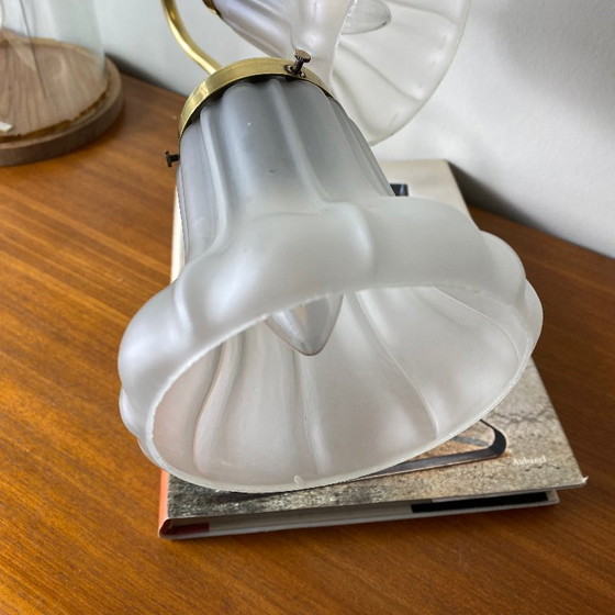 Image 1 of Coppia di applique da parete a collo di cigno in ottone, paralumi a tulipano in vetro trasparente, rosette in porcellana