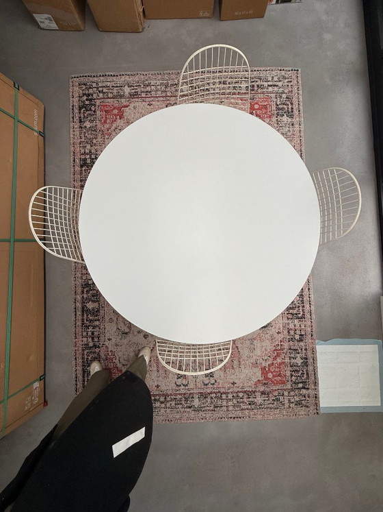 Knoll Tulip table Ø120 (Saarinen) + 4 Eames Wire Chairs, like new, Dining set, Metal, Aluminium, White (photo 5 of 9)