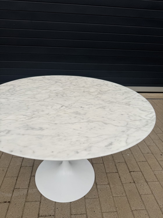 Original Knoll Tulip 107cm redondo Arabescato Mate en MENTA CONDICIÓN!! Eero Saarinen – Mesas de comedor (photo 9 of 15)