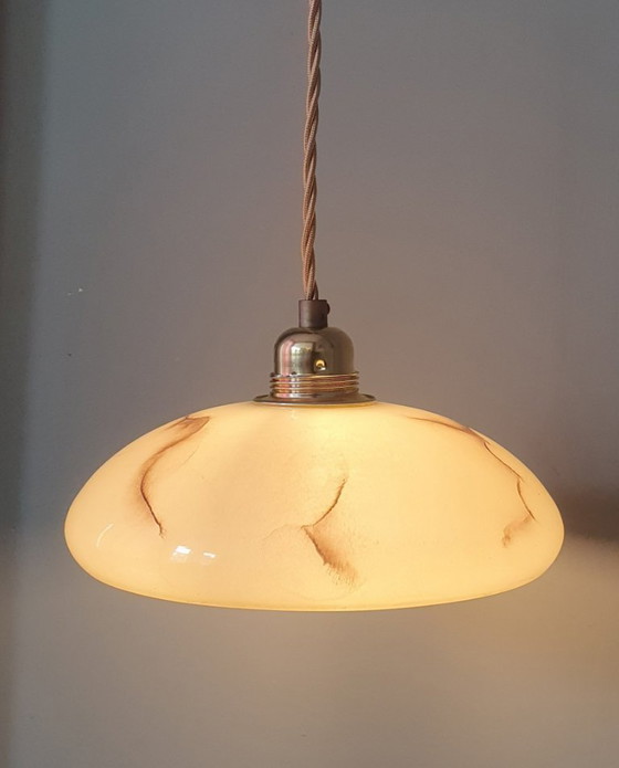 Image 1 of Lampada a sospensione vintage in vetro opalino effetto marmo, in stile Art Déco.