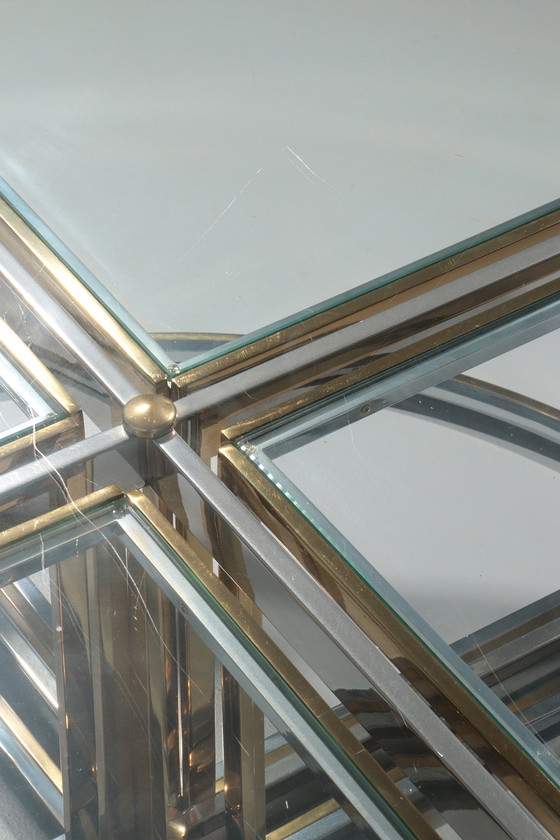 Image 1 of Table basse Maison Charles en laiton, chrome et verre Elégante des années 1970