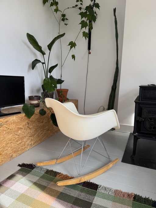 Fauteuil à bascule Eames RAR, Vitra