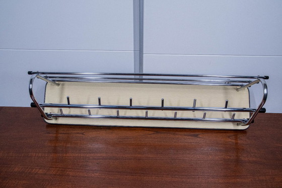 Image 1 of Porte-manteau vintage avec paroi arrière jaune.