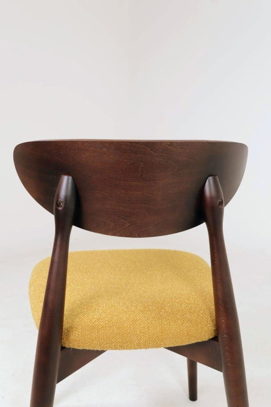 Image 1 of Set moderno di 4 sedie da pranzo, in bouclé color ocra e legno di faggio noce scuro.