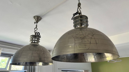 Set aus 2 Großen Industriellen Pendelleuchten ‘Globe’ mit Gravierter Weltkarte – Nickel / Silber