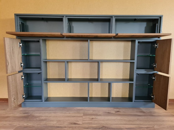 Image 1 of Mobile divisorio a parete color antracite con ante impiallacciate in rovere.