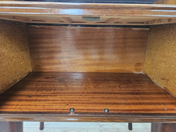 Image 1 of Mesitas de noche de madera de nogal con tapa de cristal doble.