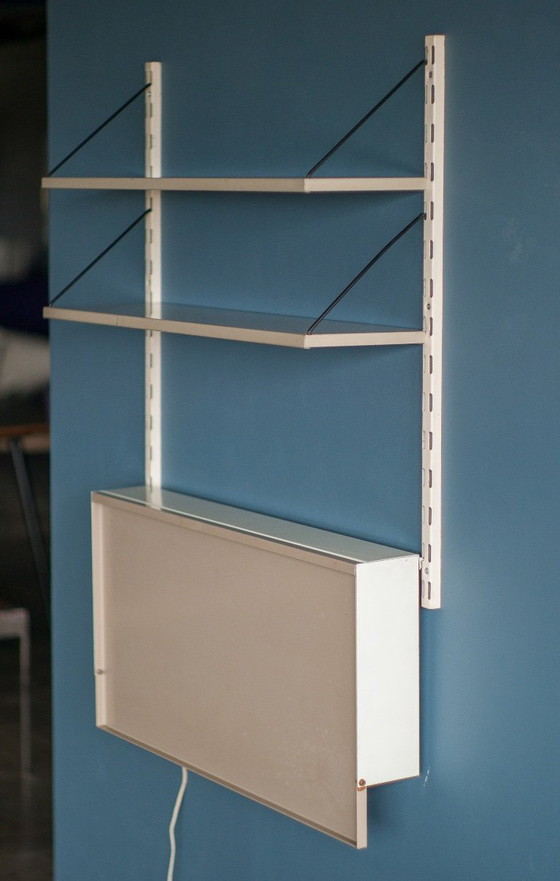 Image 1 of ESCRITORIO DE PARED PILASTRO CON LUZ INTEGRADA — ESTILO MODERNO HOLANDÉS DE MEDIADOS DE SIGLO