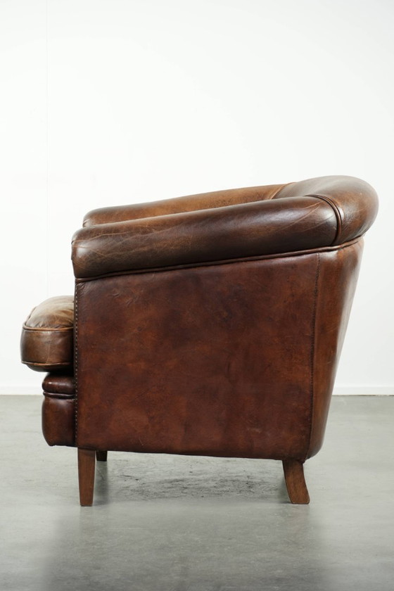 Image 1 of Stoere en begeerlijke vintage schapenleren clubfauteuil met een mooi patina en warme kleuren