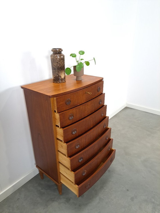 Image 1 of Cassettiera curva danese con 7 cassetti e maniglie rotonde