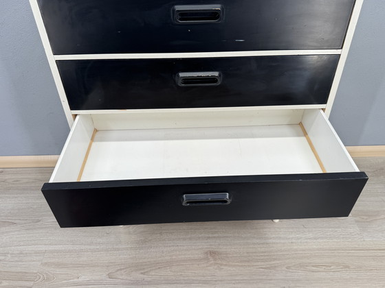 Image 1 of Vintage ladekast in zwart-wit contrast