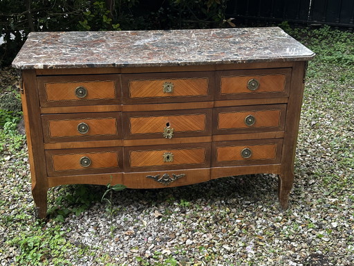 Commode uit de overgangsperiode tussen de Lodewijk XV- en Lodewijk XVI-periode in de 19e eeuw.