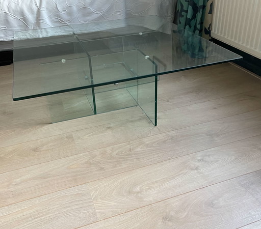 Tavolo dal design moderno