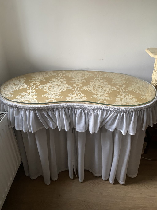 Elegante toeletta vintage con piano in vetro, motivo damascato e tende. – kaptafels, Wood, Glass (photo 2 of 8)