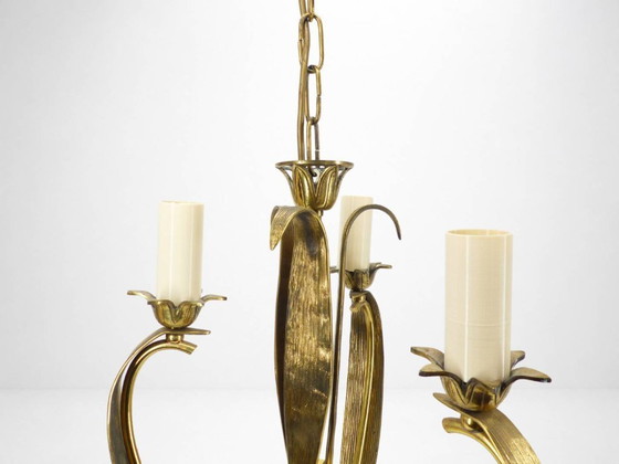 Image 1 of Lámpara de araña de tres brazos en latón dorado, con motivos de follaje y volutas, estilo Art Déco, circa 1950.