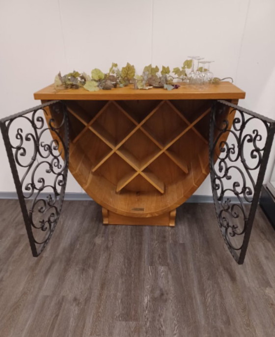 Image 1 of Handgemaakte Duitse wijnvatkast van Gunter Peeters – Unieke halfronde houten wandbar met smeedijzeren deuren
