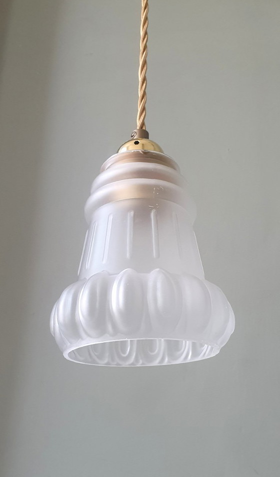 Image 1 of Suspension en verre antique. Forme florale en verre dépoli.