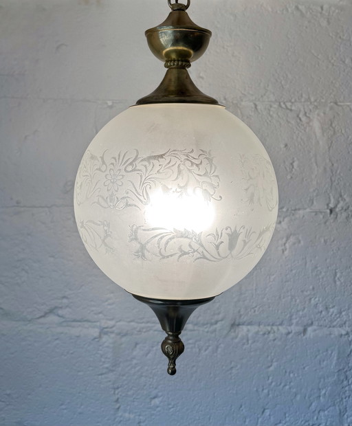 Lampadario a forma di globo inciso e satinato anni '70