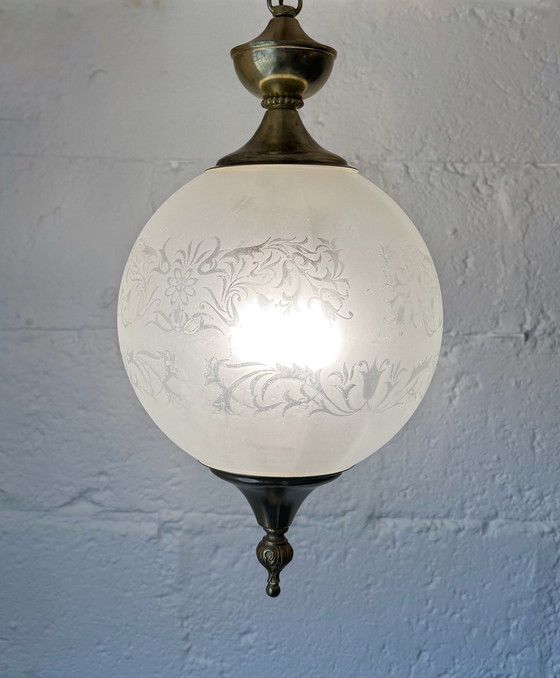 Image 1 of Lámpara de araña con forma de globo grabado y esmerilado de los años 70