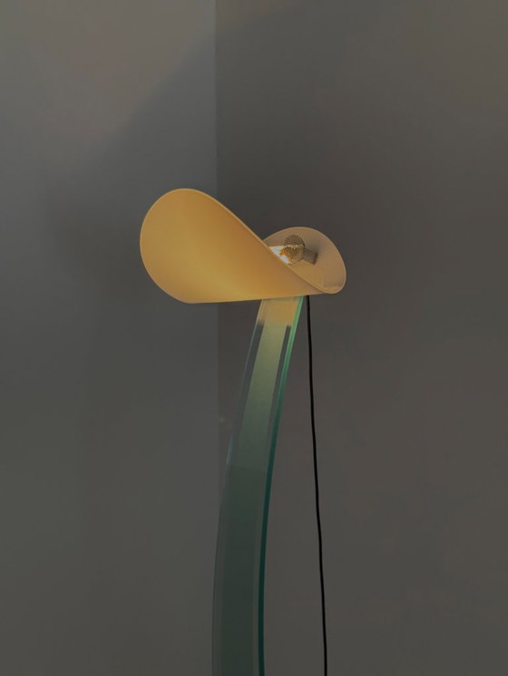 Image 1 of Lampada da terra dal design vintage di Sothis con base in vetro e paralume in vetro bianco