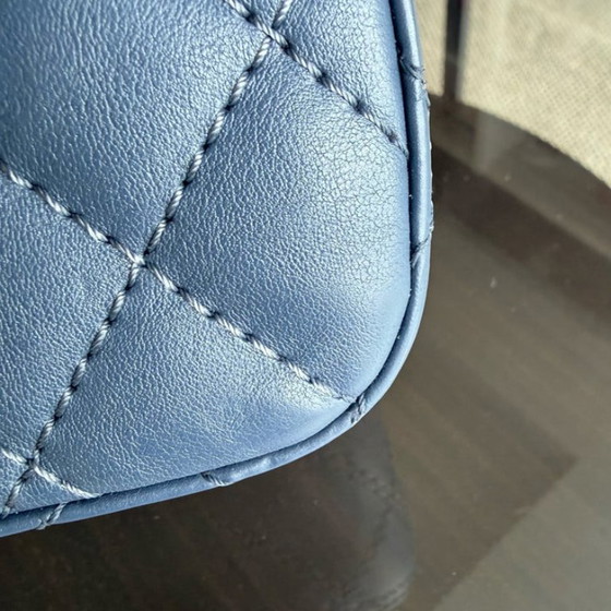 Image 1 of Chanel 2.55 Reissue 225 - 24 cm Caviar trapuntato blu con finiture dorate Serie 23
