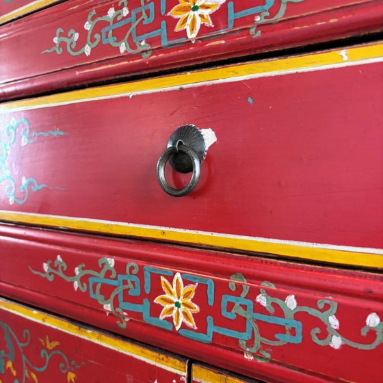 Image 1 of Armoire en bois asiatique, décorée de fleurs et d'oiseaux
