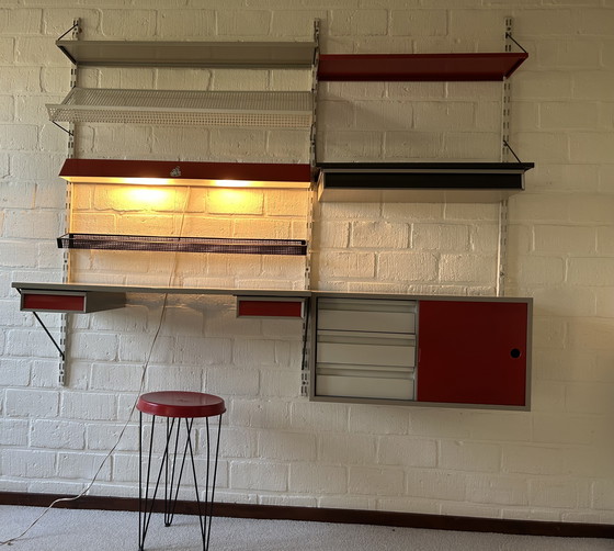 Image 1 of Das Bild zeigt einen Pilastro-Wandschrank, einen Entwurf von Tjerk Reijenga aus den 1950er Jahren, vor einer Backsteinwand.