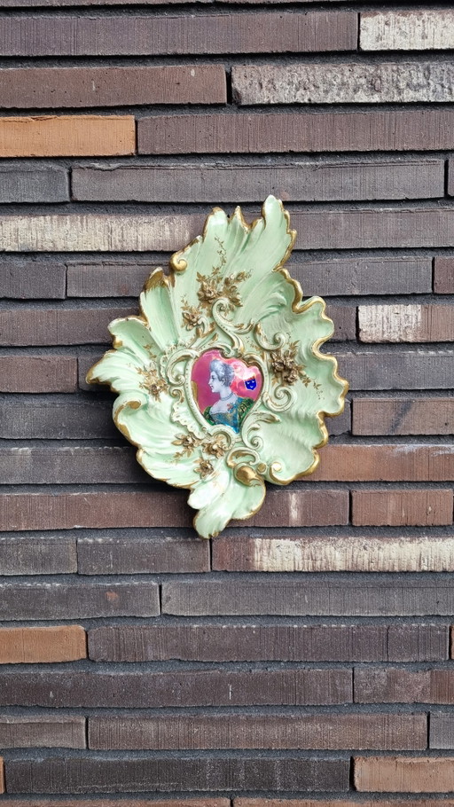 Antico piatto da muro in maiolica rococò, Francia XIX secolo, Édouard Gilles – wanddecoratie, Ceramic