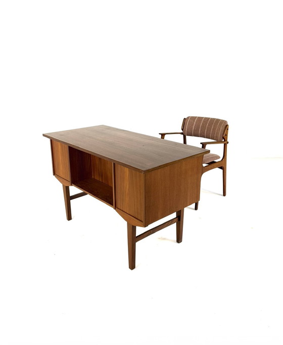 Image 1 of Vintage vrijstaand Deens teakhouten bureau ‘60