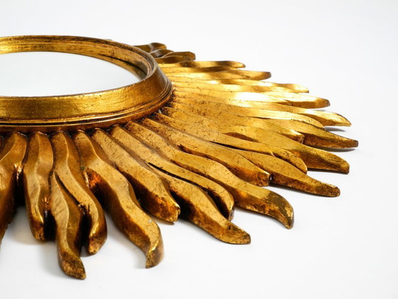 Image 1 of Grande specchio da parete Mid Century Modern Sunburst Kovex in legno e resina, placcato oro | Ø 52 cm