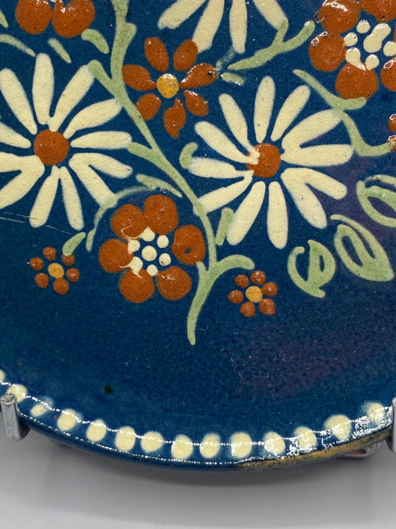 Plato de pared grande de cerámica esmaltada con decoración floral – Hecho a mano – Loza, Ceramic, Vintage (photo 3 of 5)