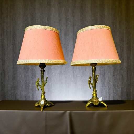 Par de pequeñas lámparas de noche de latón de estilo rústico con pantallas rosas y de pájaro, década de 1950