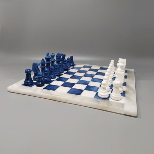 1970er Jahre Elegantes blaues und weißes Schachspiel aus Volterra Alabaster Handgemacht. Hergestellt in Italien