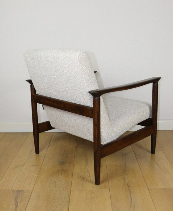 Image 1 of GFM-142 Fauteuil, ontwerp van Edmund Homa uit de jaren 70, wit ivoor boucle - 2 stuks beschikbaar - donker hout