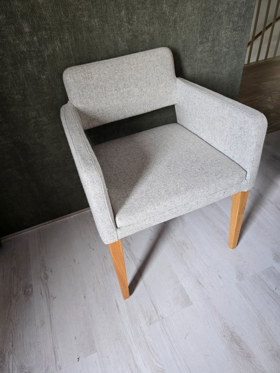 Image 1 of 5x Sateliet eetkamerstoel met armleuning – wit creme / houten poten