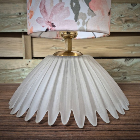 Image 1 of Tischlampe, Nachttischlampe, antiker Globusfuß und Blumenschirm